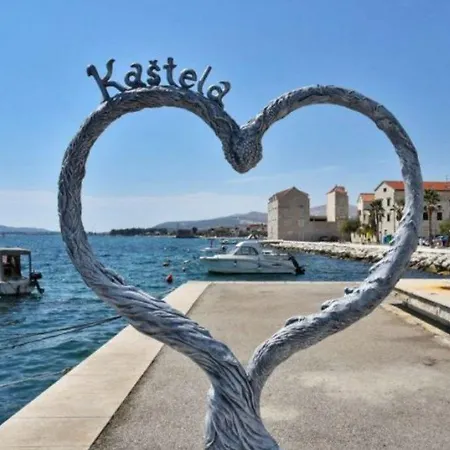 Ferienhaus Maestral - Kastel Kambelovac Kastela Exterior photo
